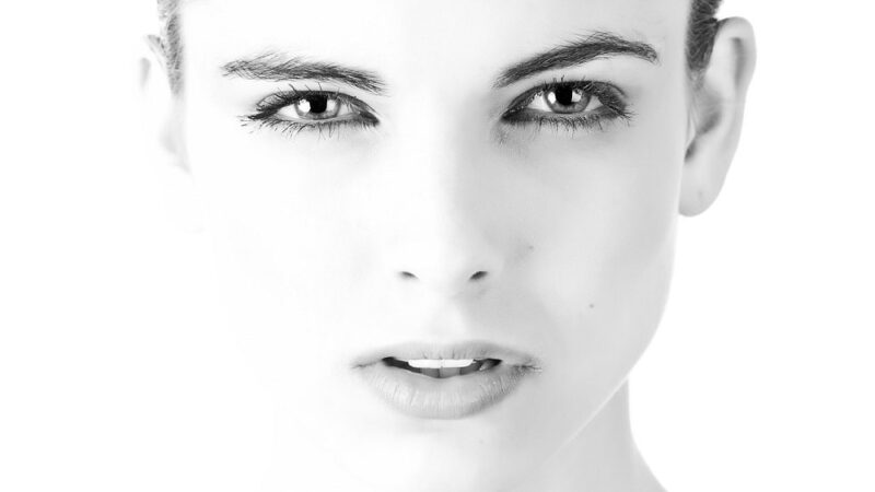 Jak dbać o skórę twarzy w dojrzałym wieku? Poradnik dla kobiet po 40