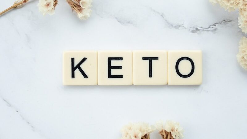 Co to jest dieta ketogeniczna? Zalety i wady popularnej diety odchudzającej